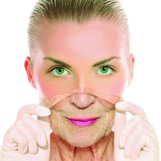 Una mujer adulta se deshace de las arrugas de su rostro con la ayuda de remedios caseros