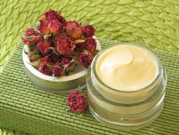 Crema de hierba con agua rosa