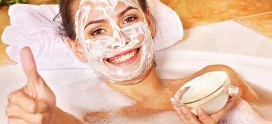 Máscaras faciales con crema agria o crema